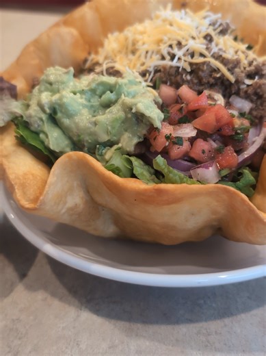 Taco Tuesday energy 😎🌮🥗 Tacos the healthy-ish way at Metro 7 Diner — fresh taco salads made to order so you can feel good and eat good. Balance looks like this! #tacotuesday🌮 #tacosalad #metro7diner #lathamny