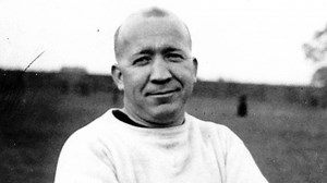 Years after Knute Rockne died in plane crash, fans still honor Notre Dame legend at his grave