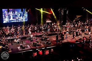 150 rockzenész egy óriásszínpadon - Megjelentek Magyarország legnagyobb rockzenekarának legújabb koncertfilmjei | Rockbook.hu