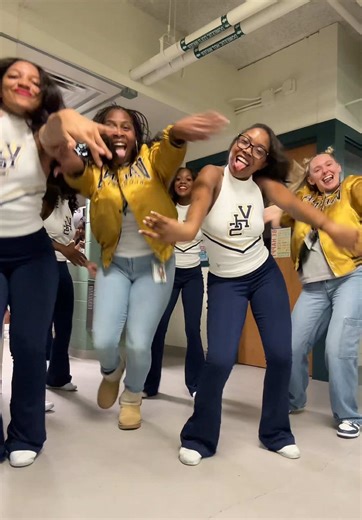 BOOP BOOP BOOP BOOP ITS GAME DAYYYY NEW UNI 😍😍😍🥳🥳🥳🥰🥰🥰 #coachk #cheercoach #coachesoftiktok #stompandshakecheer #stompandshaketiktok