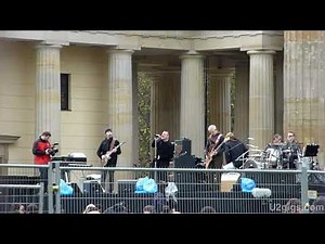 U2 Magnificent #2 soundcheck Berlin, Brandenburg Gate 2009-11-05 - U2gigs.com