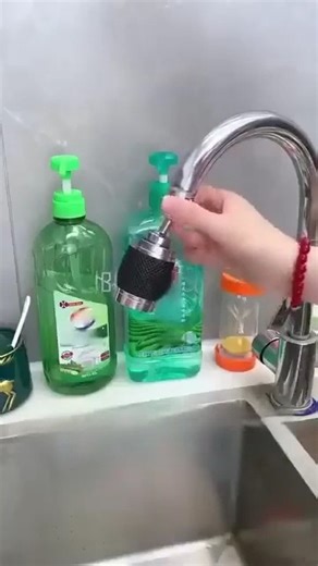 Oppgrader kranen din med en 360° svingbar luftblander som øker vanntrykket, reduserer spruting og gjør daglig rengjøring enklere 🚿✨ Denne kranluftblanderen gir deg full kontroll over vannretningen, sterkere sprøytemoduser og et innebygd filter for renere vann. Den passer til de fleste kraner og installeres på få sekunder uten verktøy. ✨ Hvorfor du vil elske den: 🔄 360° svingbar for å rette vannet akkurat dit du trenger det 💦 Trykkøkende stråle for raskere skylling og vask 🚿 3 vannmoduser – b