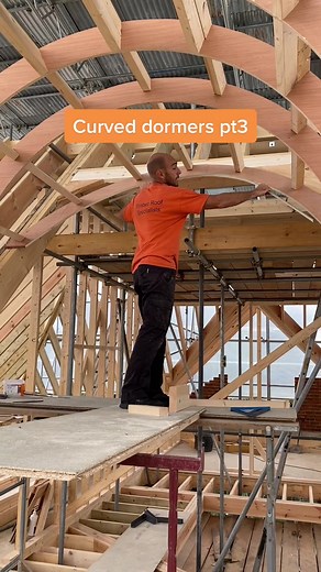 El Mago Roofing: Expert Tips on Curved Roof Structures and Timber Frame Builds