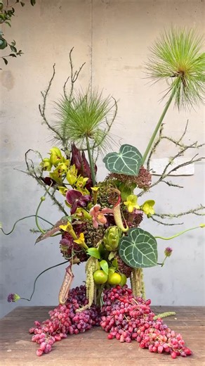 @september___studio on Instagram: "POV: Your florist hates boring… Want to learn how to do this?? We have an online tutorial to show you all the tips and tricks! Head to the link in bio to learn!! 🌸🌸"