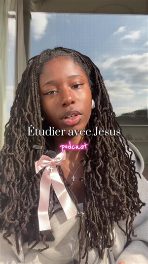 Mdr on dirait que j’ai un fond vert derrière moi ! Remercier Dieu à travers tout ce que je fais, c’est ma joie🤍