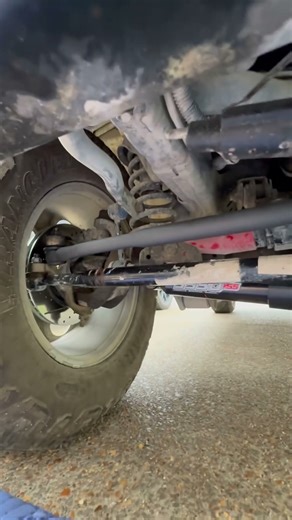 Final look at new drag link and steering stabilizer on the jeep JK 2007