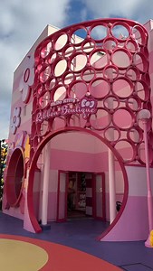 Hello kitty at universal studios japan! 🎀💗 #hellokittylover #explorepage✨ #viralreels #hellokittyaddict #hellokittyjunkie | Ri Ma