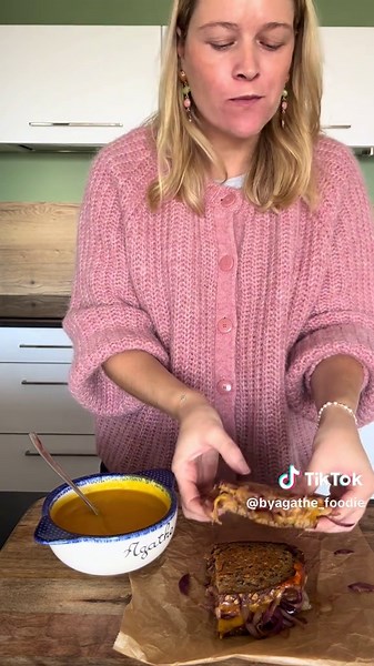🍁 Épisode 1 — Recettes d’automne healthy & cocooning je déclare la saison des plaids, des plats fondants et des oignons caramélisés officiellement OUVERTE 😍 Et pour commencer en beauté : un Grilled Cheese oignon & cheddar… croustillant à l’extérieur, fondant à cœur, avec un confit d’oignons au miel et balsamique à tomber 🧅🧀 ✨ Ingrédients (pour 2 personnes) Confit d’oignons \t•\t2 oignons jaunes ou rouges \t•\t1 c. à soupe d’huile d’olive \t•\t10 g de beurre \t•\t1 c. à café de miel 🍯 \t•\t1
