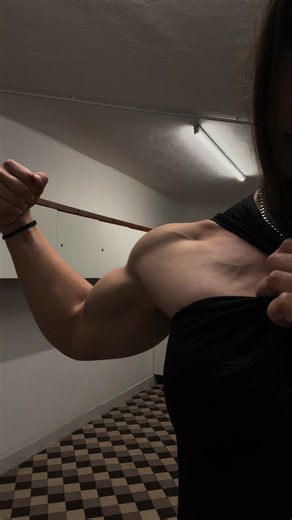 Chest Veins Popping After Workout: Causes & Safe Tips