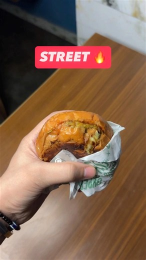 Street Burger 🍔 VS Cafe Burger 🔥 Which One is BEST? 😱 #burger #streetfood #foodie
