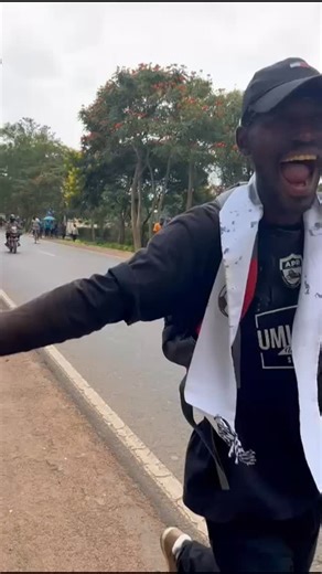 Abafana ba APR FC mu mujyi wa Nyamata aho bitabiriye umukino w’umunsi wa 19 wa shampiyona bagiye kwakirwamo na Bugesera FC. 🎥: @karugenge_radu | B&B Kigali 89.7FM