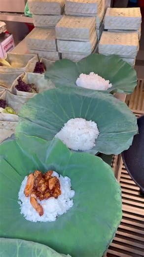 លក្ខណៈពិសេសជាច្រើននៃបាយស្មុគ😍ពិតជាសាកសមសម្រាប់ការជួបជុំ ឬកម្មវិធីផ្សេងៗ! 🍱ការវេចខ្ចប់ស្អាត រសជាតិឆ្ងាញ់ អនាម័យខ្ពស់ គិតដល់សុខភាពអ្នកទទួលទាន រួមចំណែកថែរក្សាបរិស្ថាន ពិសេសលើកកម្ពស់ជីវភាពបងប្អូនដែលប្រកបរបរចាក់ស្មុគ! 🍽តស់! ភ្លក់រសជាតិដ៏ឈ្ងុយឆ្ងាញ់ពោរពេញដោយក្លិនឈ្ងុយពីស្លឹកឈូក នៃបាយស្មុគ 🌱 ចម្អិនដោយមិនប្រើប្រាស់ប៊ីចេង និងការវេចខ្ចប់មិនប្រើប្លាស្ទិច 🤳 One Kitchen មាននៅលើ: Nham 24, E-GetS, WOWNOW, Food Panda, Grab 🏠 ហាង: One Kitchen ⏰ម៉ោងបើក: 7:00 am - 9:00 pm 📱 855 87 795 907 📍 Location: ទល់មុ