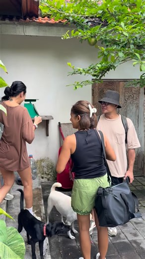 Mari datang dan rasakan pengalaman belajar yang hangat di Rumah Edukasi Eco Enzyme 🌿 Di sini, kita tidak hanya membuat enzim alami dari bahan dapur, tapi juga belajar tentang siklus kehidupan, kesadaran bumi, dan cinta kasih terhadap alam. Setiap tetes Eco Enzyme membawa pesan kebaikan bahwa dari sisa, kita bisa mencipta kehidupan baru. 🍊✨ | Wayan Yuli Ekayani