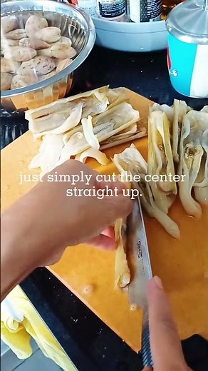 How to clean a razor clam #shorts #razorclams #clams #seafoods #food