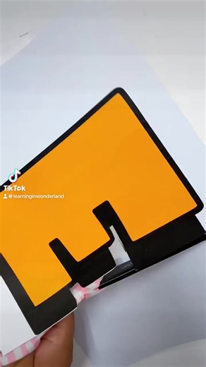 This bulletin board is one of my all time faves! So easy to put together and oh so cute! Welcome messages are included for grades Prek-5th in English and Spanish! ⭐️Link- https://bit.ly/btswelcomeboard | Learning in Wonderland | Facebook