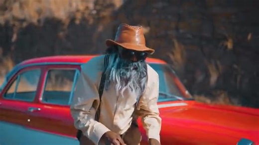 KUKU NKANDANGA Kuku Nkandanga é um dos músicos mais celebrados do norte da Namíbia, conhecido por seu estilo Shambo e por homenagear a cultura Ondonga em suas obras. Kuku Nkandanga voltou com força total após um período de pausa, lançando um novo álbum que celebra sua trajetória musical e presta homenagem às heroínas do povo Ondonga. Aqui estão alguns destaques sobre ele: 🎶 Carreira e Estilo Musical - Kuku Nkandanga é reconhecido como um dos principais artistas do gênero Shambo, um estilo music