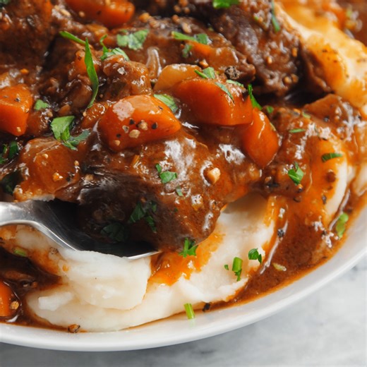 19K views · 171 reactions | Guinness Beef Stew - A deep, rich beef stew so flavorful with veggies + the most tender fall-apart beef. Serve over mashed potatoes. So good! RECIPE: https://damndelicious.net/2025/02/21/guinness-beef-stew/ | Damn Delicious | Facebook