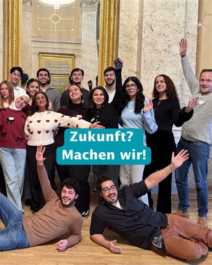 Bildungsstandards werden unerreichbar… dank veraltetem Schulsystem können 25% der Schüler*innen nicht mehr richtig lesen. Jeder zweite Jugendliche berichtet von depressiven Symptomen. Davon abgesehen fürchten 56 % den Klimakollaps und haben Angst vor der Zukunft. Unsere Bitte: Gründet mehr nachhaltige Schüler*innen-, Azubifirmen oder -genossenschaften (Schüfis)! Sie ermöglichen hochwertiges, zukunftsorientiertes Lernen und sind sicherer Erfahrungsraum für echte Chancengerechtigkeit – allen voran