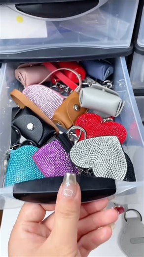 67K views · 874 reactions | all silver all girls must have one! you can custom your package at bio or message me殺 #safetykeychains #tiktokmademebuyit #foryouシ #womeninbusiness #asmrcommunity #fyp #selfdefensekeychain #custom #beauty #safety #Amazing | Keychain Mix | Facebook