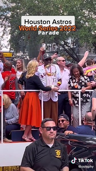 Houston Astros World Series 2022 Downtown Parade! 🧡💙🧡💙 #houstonastros #leveledup #gostros #josealtuve #dustybaker #justinverlander #jeremypeña #lancemccullers #alexbregman #houston #downtownhouston #mattressmac #worldserieschamps