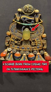 A Scarab Born from Cosmic Fire on Tutankhamun’s Pectoral 🔥 This piece was not made on Earth. It was born from ancient cosmic fire. At the center of King Tutankhamun’s pectoral rests a yellow scarab carved from Libyan Desert Glass — a rare natural glass formed millions of years ago when extreme cosmic heat melted silica sand into pure, glowing glass. Science explains how this material was created, but the real mystery lies elsewhere: How did the ancient Egyptians know where to find it in the vas
