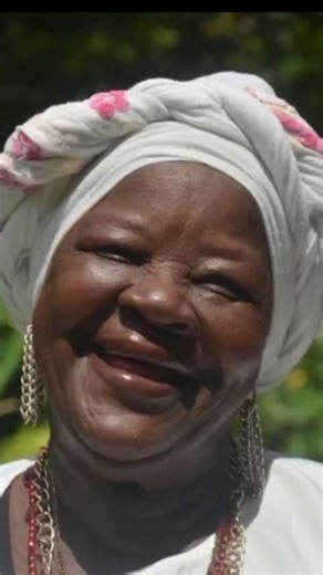 En el festival nacional del bullerengue en Puerto Escondido, Córdoba 2004, vemos a nuestra querida hoy desaparecida María Isabel Hidalgo González más conocida como "Mayo Hidalgo", cantautora del municipio de María La Baja, Bolívar, hija de Concepción González, sobrina de la gran Eulalia González Bello " Yaya" quien hoy está cumpliendo 18 años de estar cantando en la rueda eterna del cielo. Video tomado de facebook del perfil de Jorge Luis Aguilar. #lutoenelbullerengue #mayohidalgo #Bullerengue #