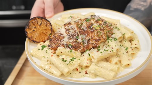 My favorite weeknight 30 minute pasta dinner! (Creamy lemon chicken pasta)