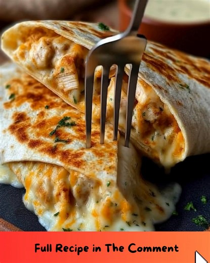 Cheesy Garlic Chicken Wraps Melted Cheese with Garlic Chicken Tortilla Wraps Ingredients: 2 cups cooked shredded or chopped chicken (rotisserie works great) 1 tbsp olive oil 1 tsp garlic powder ...... 👇 Full Recipe in Coʍmеոτ 💬 | Food and drink