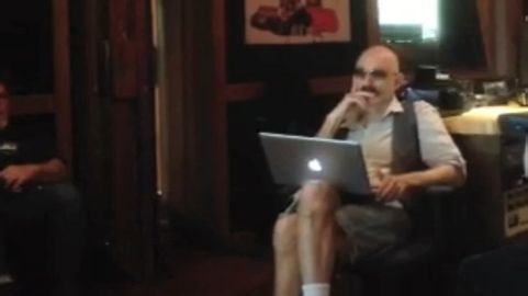 戴墨镜托着腮翘着二郎腿的托尼老师超绝帅气迷人！似乎正在严肃地思考着性睡吃喝梦！另一边认为成员们准备好了的罗飞，似乎又按捺不住他那颗想Kcontrol别人的心了！