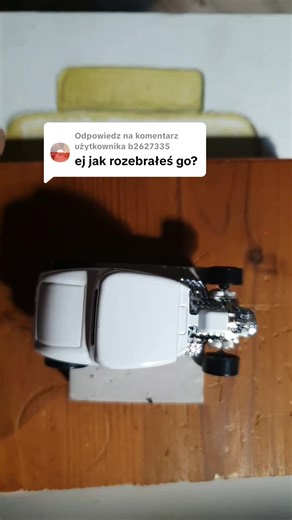 Odpowiadanie użytkownikowi @b2627335 Nie ponoszę odpowiedzialności, za ewentualne urazy podczas pracy spowodowane nieumiejętnym używaniem narzędzi w tym przypadku wkrętarka/wiertarka. Używając elektronarzędzi zachowaj szczególną uwagę lub jeśli nie jesteś pewny swoich umiejętności, poproś fachowca. Ewentualnie wsadź model zawinięty w szmatkę w imadło. Rozwiert na filmie zostal wykonany przez profesjonalistę xD #hotwheels #open #tutorial #custom #Ford