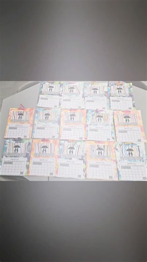 Les calendriers pour les parents. La trame est sur le blog . Le fond est fait a la mousse a raser et encres. Video tuto sur la chaîne YouTube La Classe De Laurène | La classe de Laurène