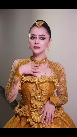 Stunning Golden Gown in Underwater Fantasy Scene