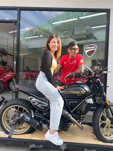 🖤💛 Scrambler Full Throttle 2025 到達及開箱 Ducati Hong Kong Scrambler Ducati Hong Kong 設計靈感來自美式 Flat Tracker 賽車。車身旁的號碼牌印有 62 號，其意思是於1962 年首款 Scrambler 的誕生。 來到2025 年款的 Full Throttle 以啞黑銅色的復古配搭，帶有強烈的復古賽車風格，銅色鋁合金輪框，帶著來自70年代的賽車風格。 Full Throttle 的低車把、短頭泥檔、以及下移的尾泥檔尾部設計，就是其Flat Tracker的設計表露無遺。 原裝車帶有 Termignoni 認證死氣喉、LED 指揮燈，以及Ducati Quickshift up/ down 上/下快排功能，為新一代 2G Scrambler 中最高配置。 Displacement: 803 cc Power: 73 hp @8,250 rpm Torque: 65.2 Nm @7,000 rpm Wet weight no fuel: 176 kg (388 lb) Seat Height: 7