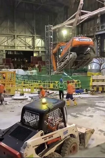 Hong Kong Excavator Crane Lift Failure 2
