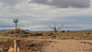 clip-3482583459-deserted-house-middle-desert