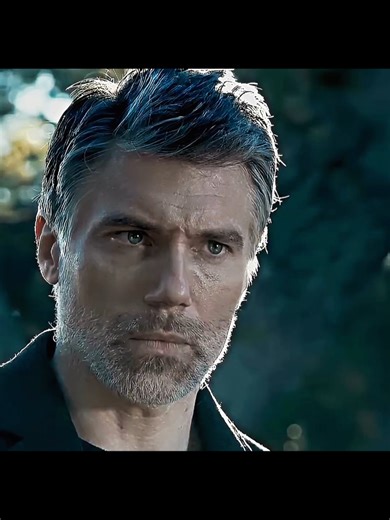 esse homem era um matador de aluguel muito experiente até que ele cometeu um erro fatal e quando ele decidiu se aposentar recebeu uma última missão mas era uma armadilha. #filme #cena #fy
