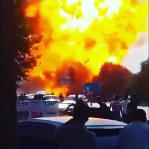 🔥Stay Far and Clear🔥 If you ever see a tank venting, either on fire or not, get very far away! Do not film it, get away. What you see here is a BLEVE, Boiling Liquid Expansion Vapor Explosion. When these tanks blow up, it's usually massive and the tank lift off like rockets, landing up to a mile away. Watch till the end of the video, you can see the tank landing right beside the person filming. #stayaway Fireman323 #fireman_323 ▪️▪️▪️▪️▪️▪️▪️▪️▪️▪️ Thank you for the tag: . . . . . . . . . . #k