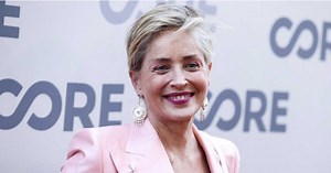 Découvrez la coupe courte rajeunissante de Sharon Stone à lui piquer illico !