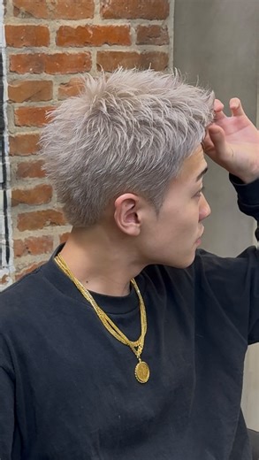 川原 大聖 on Instagram: "「ハイトーン×スパイキーショート」 少しベージュ味もあるホワイトカラー🔥 cut →¥6600〜 color →¥5500〜 parm →¥6600〜 Dorcus上野 営業時間 ■平日12:00～21:00■土日祝9:30 ～19:00 東京都台東区上野4丁目8-8 上野シルクビルB1F TEL03-5826-8350 JR上野駅より徒歩5分 京成上野駅より徒歩２分 ご予約はアプリからお願い致します #スパイキーショート #barberconnect #メンズホワイトカラー #メンズカラー #ホワイトベージュ"