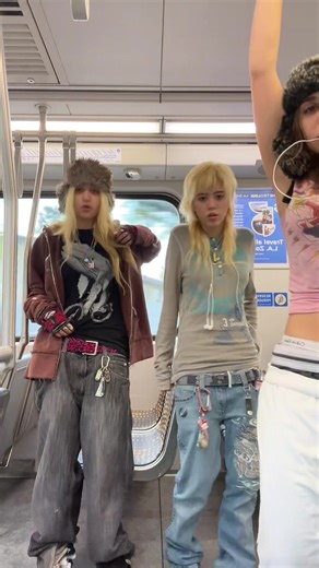 Scider Ankles (@sciderankles)’s videos with Eau D'Bedroom Dancing - Le Tigre