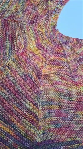 Big Squishy Samples are my favourite. This is the planar shift shawl in Dk. Celebrating the start of the Fasten Off YAL tonight, where you can use FO2022 in my payhip pattern store till Dec 8th for 25% off