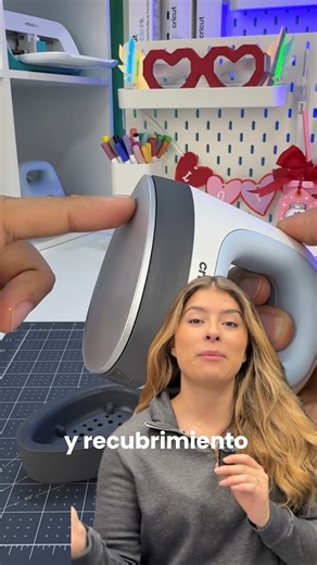 🚨 Pequeña en tamaño. Gigante en resultados. La Cricut EasyPress Mini™ es la aliada perfecta para personalizar lo que otras prensas no pueden: 👟 zapatos, 🧸 peluches, mangas y zonas difíciles. ✔️ Calor uniforme con placa cerámica ✔️ 3 niveles de temperatura (HTV e Infusible Ink) ✔️ Punta de precisión para máximo control ✔️ Compacta, portátil y lista para producir Si quieres vender más y ofrecer detalles que otros no hacen, esta es la herramienta que te faltaba. 📩 Escríbenos y llévate la tuya h