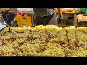 japanese street food - fried noodles yakisoba 焼きたて焼きそば