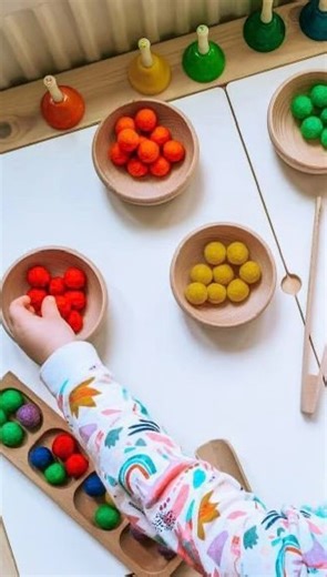 Wonderfully You on Instagram: "𝐏𝐥𝐚𝐲 & 𝐋𝐞𝐚𝐫𝐧: 𝐟𝐢𝐧𝐞 𝐦𝐨𝐭𝐨𝐫 — 𝐬𝐨𝐫𝐭𝐢𝐧𝐠 𝐰𝐢𝐭𝐡 𝐭𝐨𝐧𝐠𝐬 Tiny hands, big skills 🌟 Today’s play builds pincer grasp, hand strength, bilateral coordination, visual discrimination, focus and early pre-wr