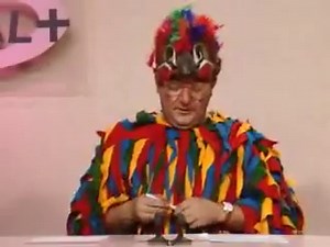 A la rentrée 1985, la chaîne Canal Plus laissait tous les soirs du lundi au vendredi son antenne à l'excellent Coluche pour qu'il présente à sa manière un vrai faux journal en public entre 20h15 et 20h30. Coluche arrivait toujours déguisé, s'asseyait derrière son bureau et commençait chaque journal avec son fameux "Enfoirés ! Enfoirés !". Puis il alternait des blagues et des infos en vidéo qu'il commentait avec toute sa gouaille et son humour. Coluche finissait en montant à quatre pattes sur son