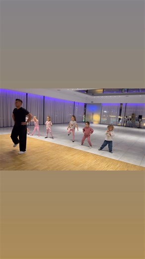 Nie wiesz, jakie zajęcia wybrać? Taniec daje dzieciom wszystko: rytm, muzykę, ruch i sztukę w jednym! Prawidłowe podstawy u profesjonalistów to najlepszy start. Dołącz do nas! 💛💃 Każdy mały krok to wielki rozwój! 🌟 | Respect Dance