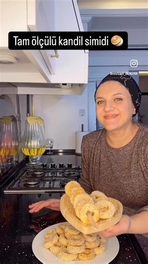 Hividar zengin on Instagram: "Regaip kandilimiz mübarek olsun 🤲rabbim edilen tüm dualarımızı kabul etsin insallah 🤲 bugüne yakışır bir tarif ❤️ detaylar aşağıda ⬇️ . Kandil simidi 🌸 125 gr tereyağı Yarım çay bardağı sıvı yağ 2 yemek kaşığı yoğurt 1 yemek kaşığı sirke 1 tatlı kaşığı mahlep 1 tatlı kaşığı kabartma tozu 1 çay kaşığı tuz 1 yumurta sarısı 3 su bardağı +2 yemek kaşığı un .beyaz susam ,yumurta beyazı . Hazırlanışı : . hamurumuzu hazırlıyoruz videoda gösterdiğim gibi şekil veriyoruz 
