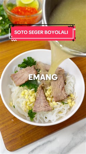 Satu satunya soto bening sesuai claimnya! Seger bening tapi tetep ngaldu banget makan seporsi mana cukup, jadi gaskan aja lah bikin sendiri lebih puassss 😍🙏✨ serius mau nangis karena rasanya 11 12 lah sama SSB ITUUU 😭🙏 Soto Seger Boyolali -500 g daging sapi Bumbu halus -20 siung bawang merah -15 siung bawang putih -4 kemiri -1 ruas jahe -1/4 sdt jintan -1 sdt ketumbar -1/2 sdt merica -1/4 pala Bumbu aromatik -2 serai -2 salam -5 daun jeruk -2 bunga lawang -4 kapulaga ✨ cara membuat simak di 