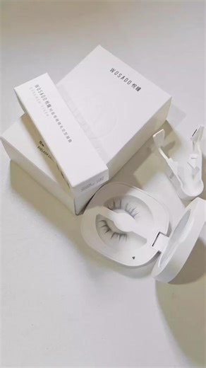 STORY TIME: When I first got this magnetic eyelashes, I thought they were meant for just one lash strip. It didn’t even cross my mind that you could separate them, I was stressed the whole day because I also misplaced the guidelines, so I was left to figure things out on my own. 😂 It was like a crossword puzzle for me since I also don't know how to position the thin and thick lashes on the applicator, especially since they have specific spots. It turns out the thinner lash goes on the bottom, w