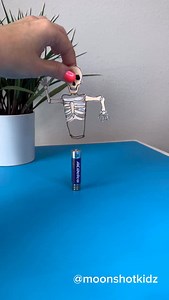DIY “Skeleton” homopolar motor. Easy and fun STEAM project for beginners. You will need: - AA battery - Magnets (neodymium) - Bare copper wire - Paper - Markers Warning: this project should be done under adult supervision. ©️ @Moonshotkidz – All rights reserved. Reproduction, distribution, or use of this artwork and video without permission is prohibited. For licensing inquiries, contact Moonshotkidz@gmail.com | Moonshotkidz